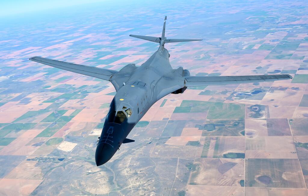warplane_porn's tweet photo. B-1B prepares for aerial refueling over north Texas [5140x3276] from /u/Saturn_Ecplise at #WarplanePorn ➡ https://t.co/y8bhq2g0W2 https://t.co/F6xO0Zo2Yw