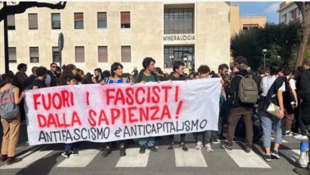 sarais53's tweet photo. #25ottobre *Roma. 
La polizia usa i manganelli alla manifestazione degli studenti della
Università #LaSapienza.
D'altronde, c'era #Capacchione. 🙄 https://t.co/psSRALAgpw
