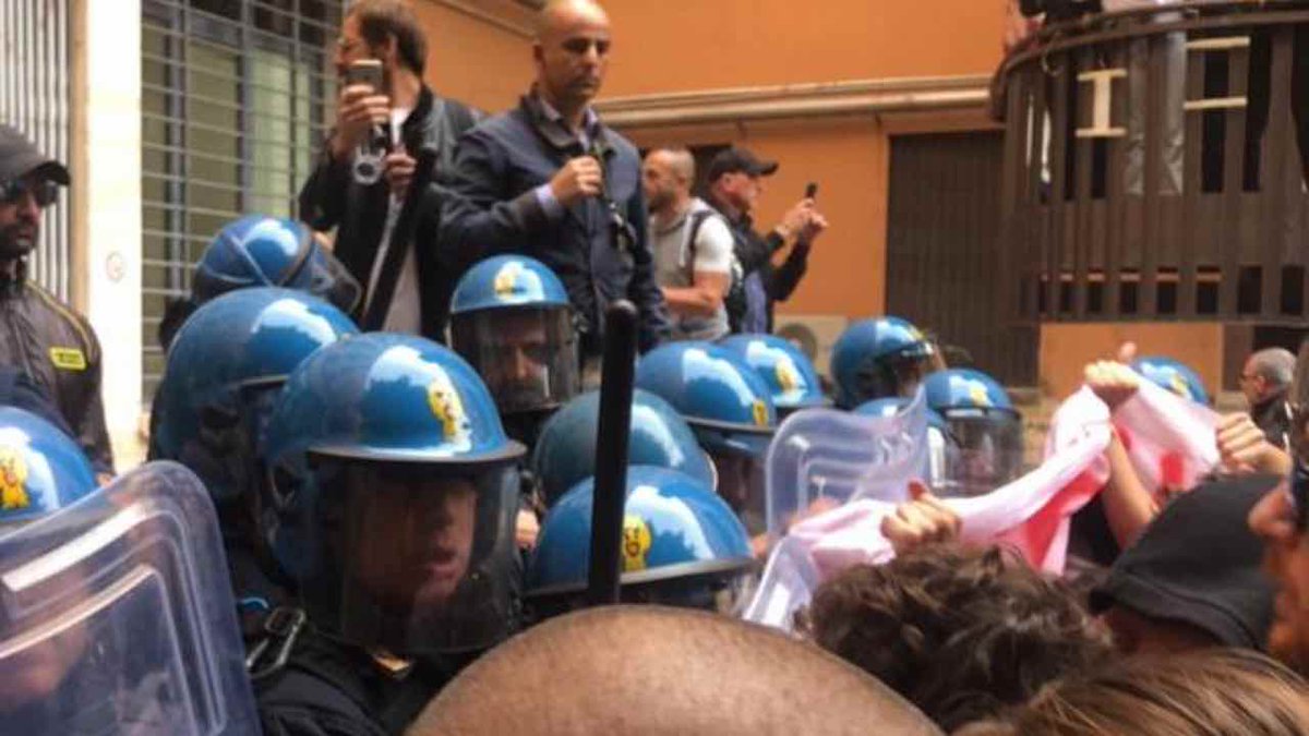 sarais53's tweet photo. #25ottobre *Roma. 
La polizia usa i manganelli alla manifestazione degli studenti della
Università #LaSapienza.
D'altronde, c'era #Capacchione. 🙄 https://t.co/psSRALAgpw