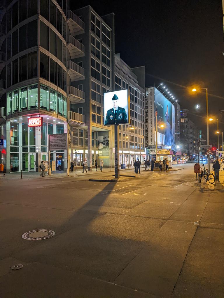 Richtig @senfin: Die Teilflächen #CheckpointCharlie kommen in öffentliche Hand 👏. Wichtig @SenSBW: Die Sicherstellung eines transparenten Verfahrens mit verbindlichen Zielen und bürger*innennahe #Partizipation. Denn Erinnerung braucht Öffentlichkeit! @GrueneBVVMitte @gruenemitte