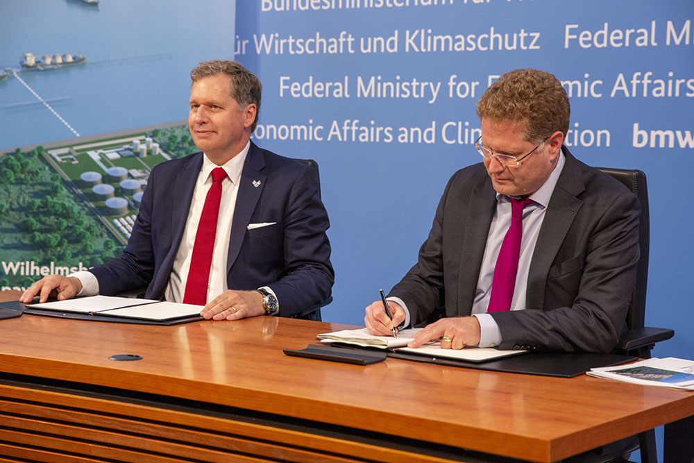 Excelerate_EE's tweet image. Excelerate signs five-year charter contract with the German government for the FSRU Excelsior which will provide energy security and supply diversification to Germany while supporting the country’s green energy transition.

#EE #ExcelerateEnergy #Germany #LNG #FSRU