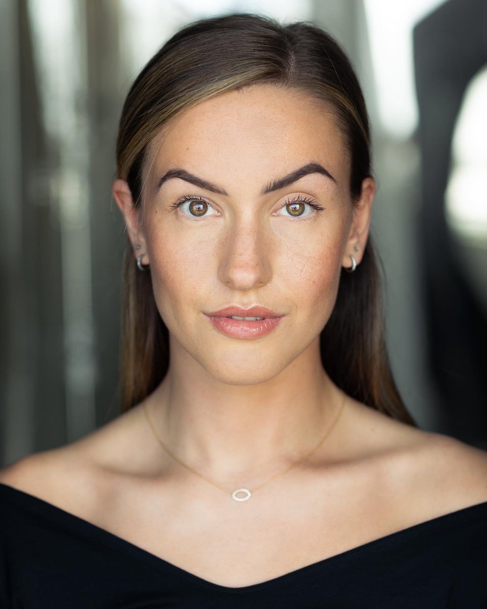 geomcrobertss's tweet photo. hiiii this is my grad face 🌚

massive thank you to @andrewjamesphotography_ for these shots, couldn’t recommend him enough!🌹 https://t.co/mm7NnClMq4