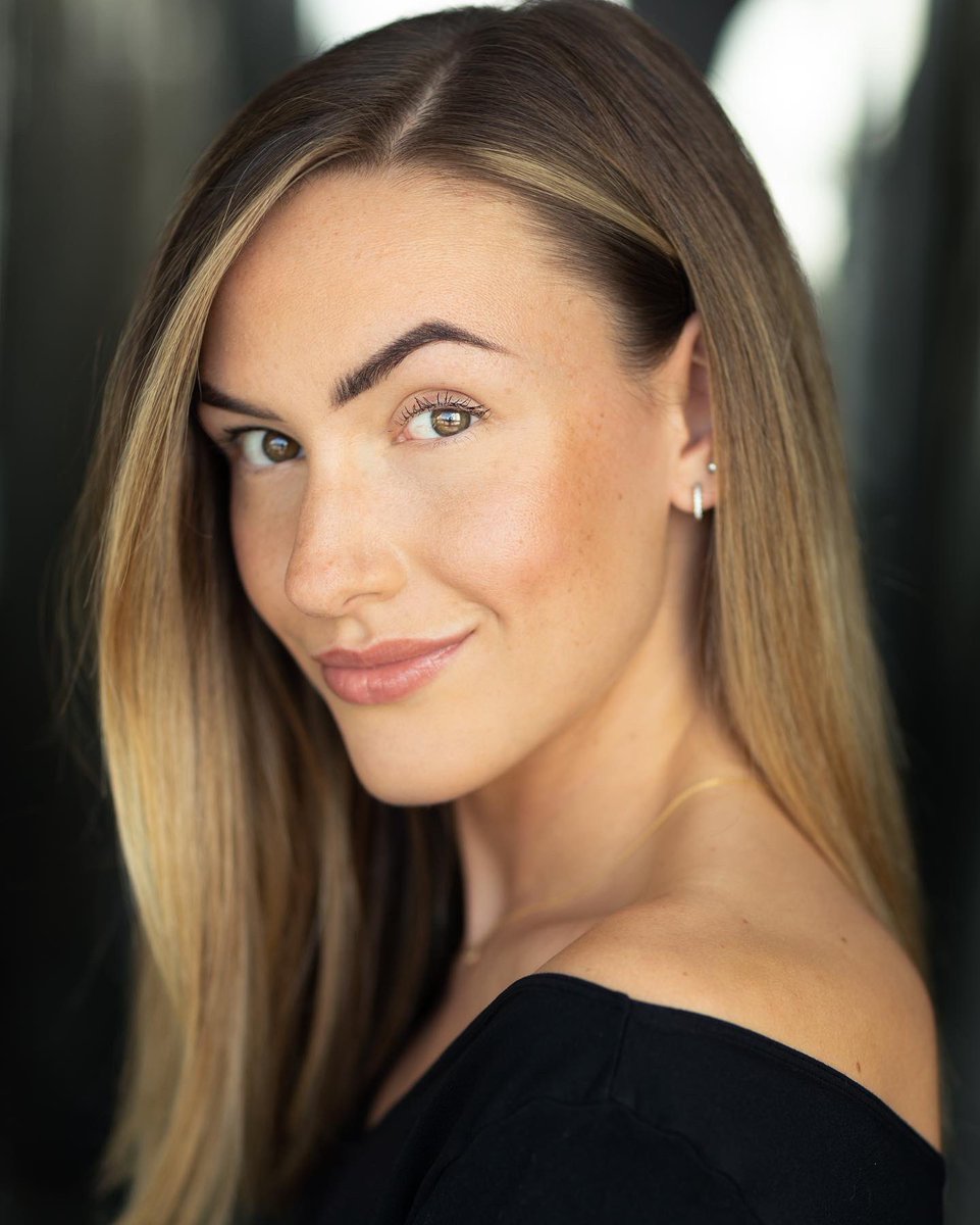geomcrobertss's tweet photo. hiiii this is my grad face 🌚

massive thank you to @andrewjamesphotography_ for these shots, couldn’t recommend him enough!🌹 https://t.co/mm7NnClMq4