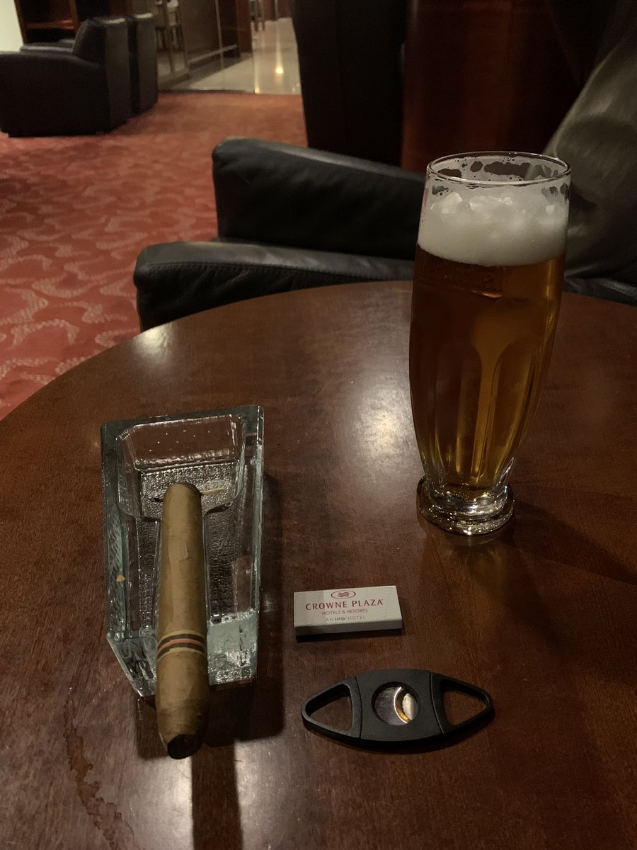 DavidSeda8's tweet photo. Večerní pohoda @CrownePlaza  #crownehotel #Cigar #bratislava https://t.co/GJSm9kIOBz