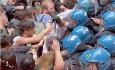 minucciluca's tweet photo. Alla Sapienza i collettivi assaltano un convegno di @AzioneUni e l’ex Presidente @GiuseppeConteIT non ha meglio da fare che attaccare l’operato della polizia. Una sola parola #vergogna https://t.co/W2ebZDwtGy
