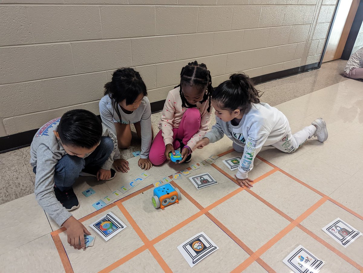 LevelUpTechLab's tweet image. Last week we celebrated digital citizenship week and brought learning to life! My Kindergarten Ss had to code around "bad websites" and find "good websites" using #Botley robots after we learned about our online neighborhood.
🤖❤️
@ITSCCSD @CherokeeSchools #levelupyourlearning