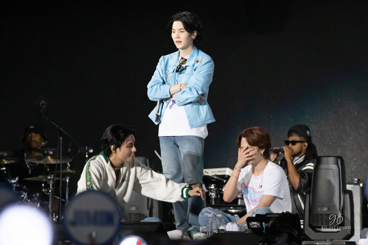 geobyeol's tweet photo. 221015 YTC in busan
벌써 공연이 끝나가는것에 슬픈 지민이😭😭
위로하는 태형이 😭😭 그걸 지켜보는 윤기 ㅋㅋ
#BTS #방탄소년단 #민윤기 #SUGA #박지민 #JIMIN #김태형 #V 
@BTS_twt https://t.co/I8htAvzRBh
