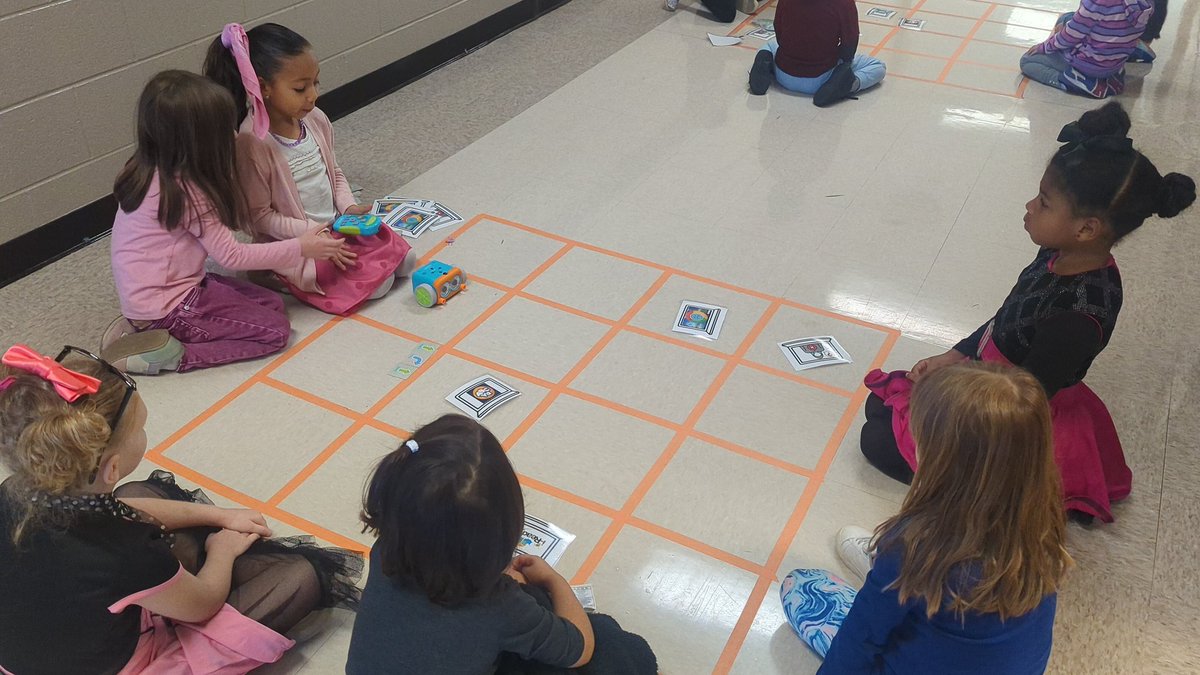LevelUpTechLab's tweet image. Last week we celebrated digital citizenship week and brought learning to life! My Kindergarten Ss had to code around "bad websites" and find "good websites" using #Botley robots after we learned about our online neighborhood.
🤖❤️
@ITSCCSD @CherokeeSchools #levelupyourlearning