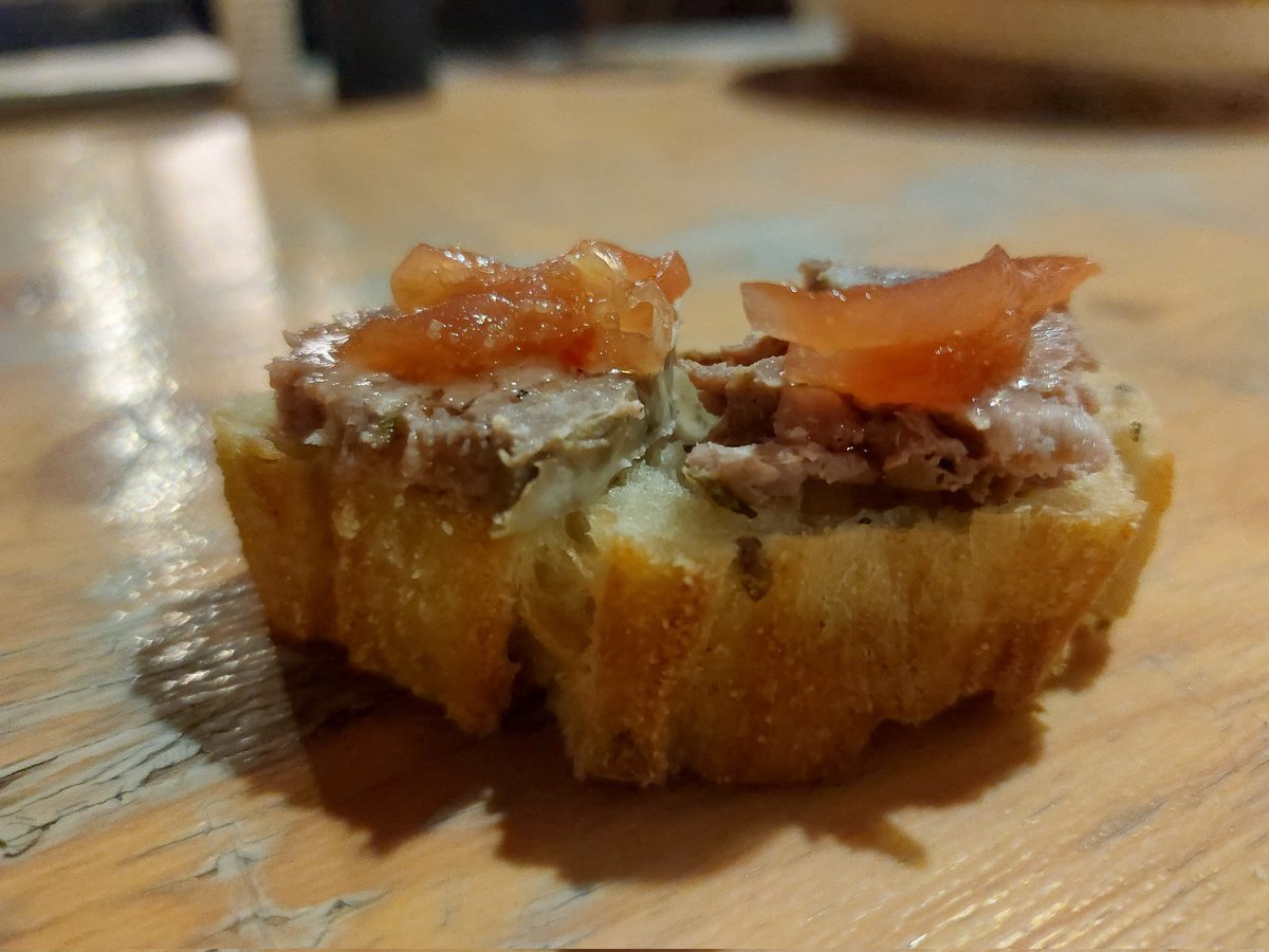 Gillet_Camille's tweet photo. Chez @Assonance_net, on sait penser UX. @mpflawer vient de me faire une tartine prévue pour croquer dedans SANS avoir le problème de la garniture qui tombe par terre.
#UX #SuperContent https://t.co/SQ9NDAXE3l