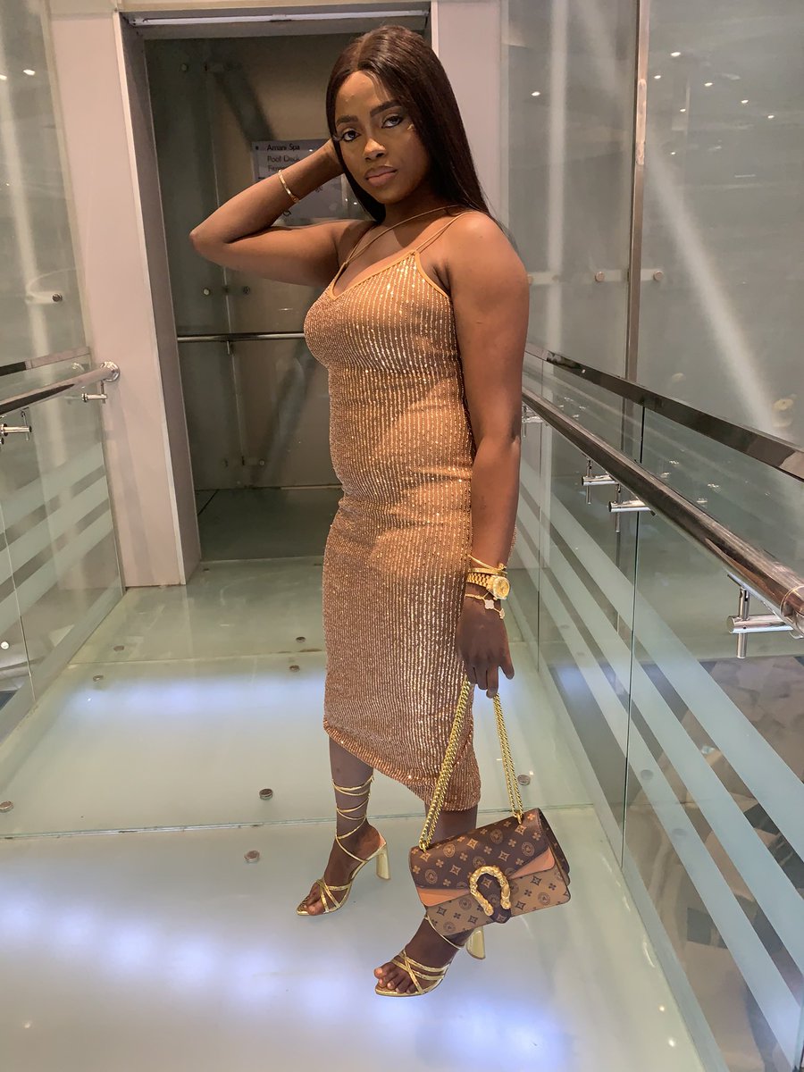 wunmisteel's tweet photo. Birthday dinner was fun 😍😍😍

I haven’t look this good in a while 😍😍😍😍

I am a fine babe I know 😊😊😊

Hair from: @wurahairplug on IG
Gown from: my closet 
Heels from: my closet 
Bag and jewelry from: my closet https://t.co/EkvxTrswMI
