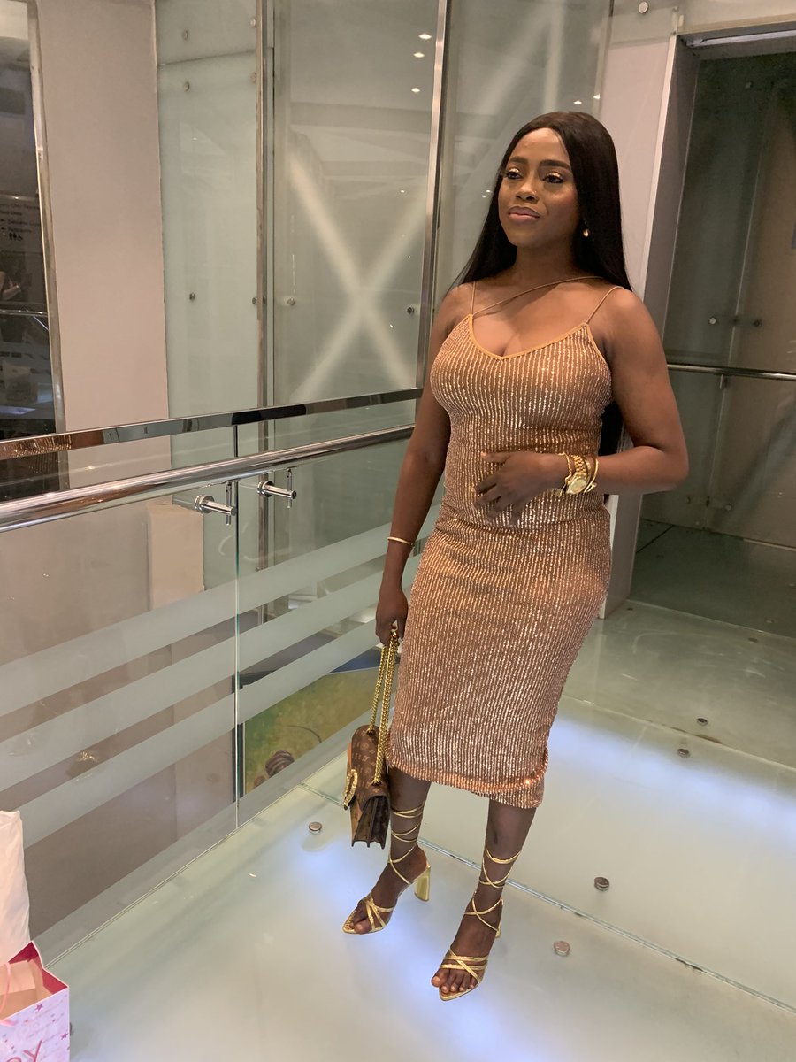 wunmisteel's tweet photo. Birthday dinner was fun 😍😍😍

I haven’t look this good in a while 😍😍😍😍

I am a fine babe I know 😊😊😊

Hair from: @wurahairplug on IG
Gown from: my closet 
Heels from: my closet 
Bag and jewelry from: my closet https://t.co/EkvxTrswMI