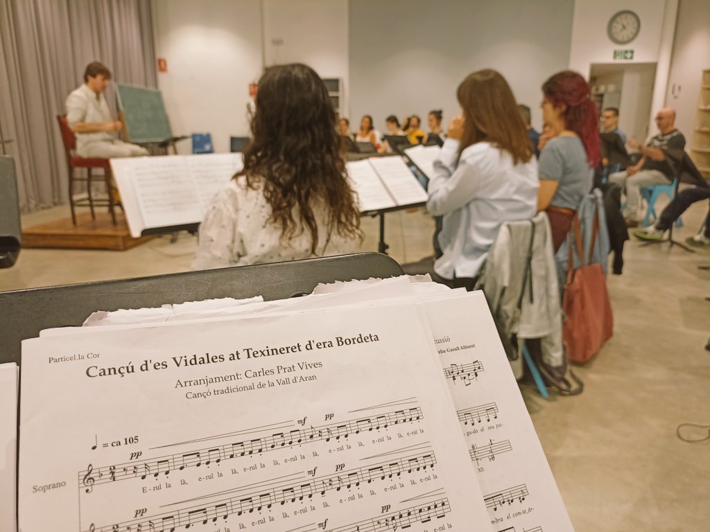 CarlesPrat4's tweet photo. Assajos del proper concert amb el @CorCambraPalau Cor de Cambra del @palaumusicacat
Conmemoració dels 100 anys del Cançoner Popular‼️
Amb un programa format per arranjaments de diferents compositors del país💥☺️ https://t.co/Zg5tCszHfq