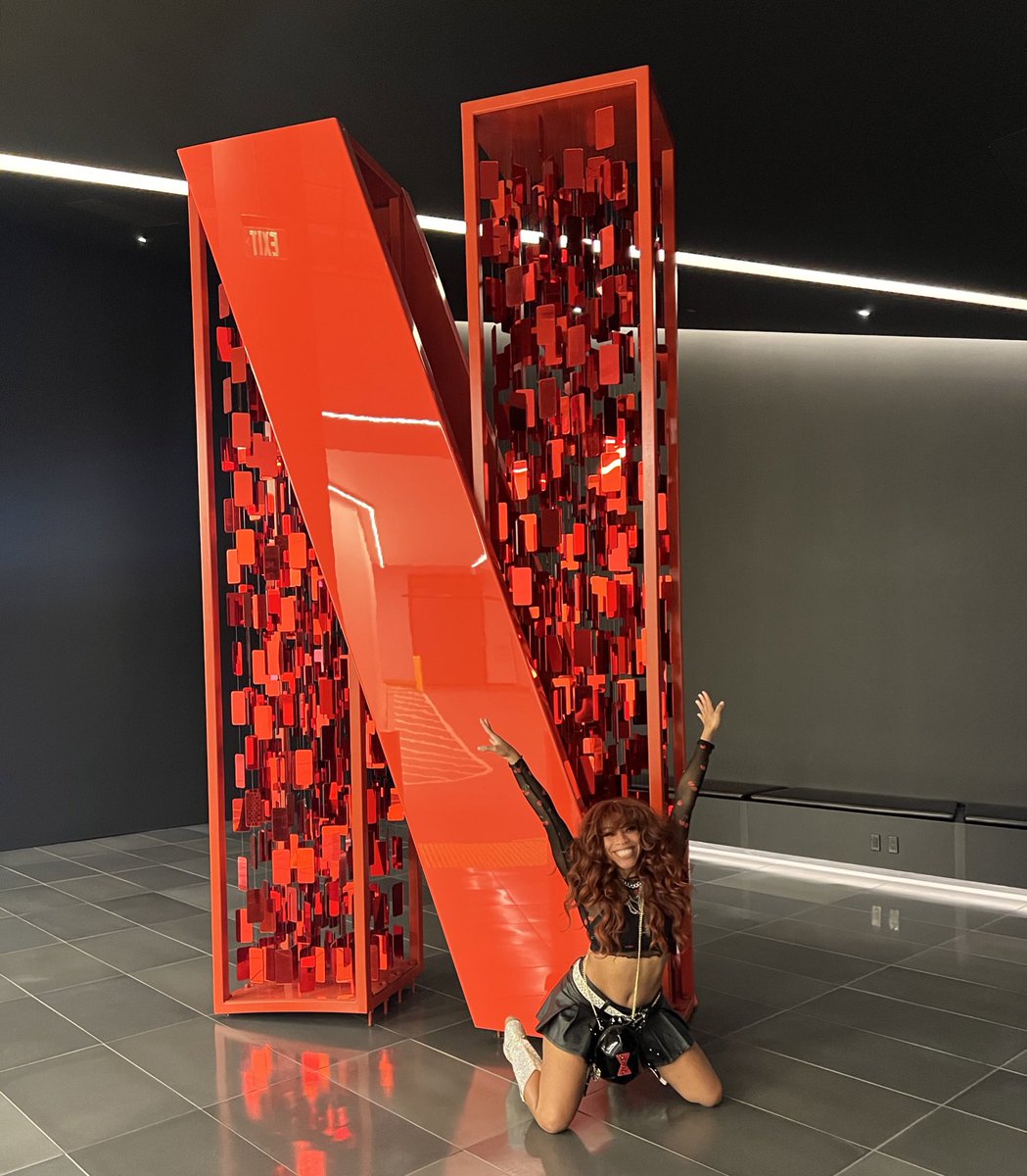 Kieraplease's tweet image. ID LIKE TO ANNOUNCE THAT IM HOSTING A LIVE STREAM SHOW FOR NETFLIX 😭