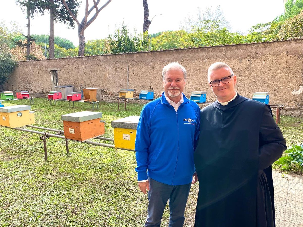 RaffaeleCirone's tweet photo. Dom Federico Querin è #Padre #Priore dell’#Abbazia benedettina di #SanPaolo fuori le Mura, a #Roma. Abbiamo trascorso insieme alcune ore nell’Apiario Monastico, riflettendo sulla regola di #SanBenedetto e sulle analogie tra ordine religioso e vita dell’#alveare. https://t.co/rg51UxQgVF