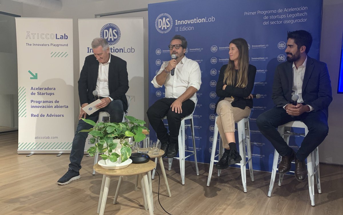 Estamos ya en la mesa redonda #LegalTech que acompaña la presentación de DAS Innovation lab, con <a href="/ClaudiaPierre20/">Claudia Pierre</a>, <a href="/jcollrodriguez/">Josep Coll Rodríguez</a>  y <a href="/jonavajo/">Josep Navajo</a>, moderados por <a href="/JordiRiveraBiz/">Jordi Rivera</a>