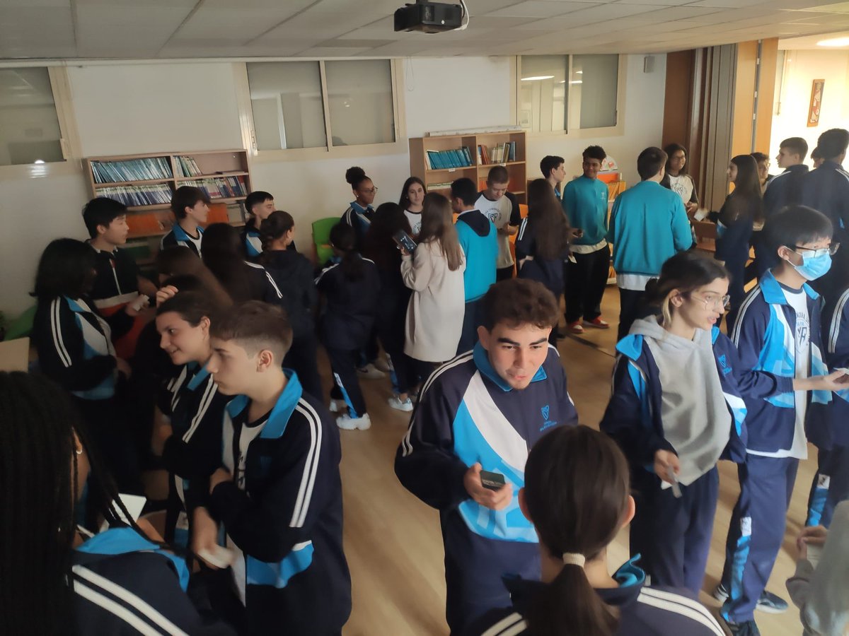 FatimaColegio's tweet photo. Educamos desde el corazón 📖❤️
Dinámica que realizaron los alumnos de 4ESO en la tutoría con el objetivo de conocerse.  Gran participación del alumnado, conscientes de que aunque lleven mucho tiempo “juntos” realmente no se conocían tanto 🔎
#Pat4Eso #Tutoria #PorqueEstoEsFatima https://t.co/CK7mvHJENO