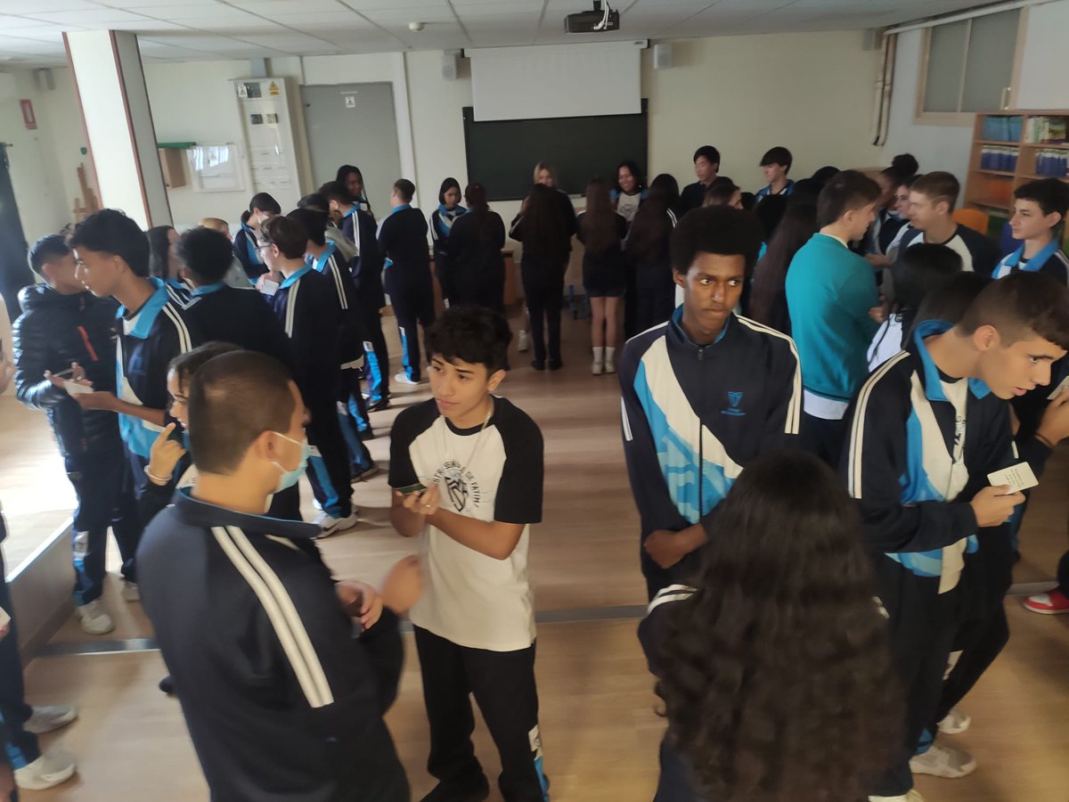 FatimaColegio's tweet photo. Educamos desde el corazón 📖❤️
Dinámica que realizaron los alumnos de 4ESO en la tutoría con el objetivo de conocerse.  Gran participación del alumnado, conscientes de que aunque lleven mucho tiempo “juntos” realmente no se conocían tanto 🔎
#Pat4Eso #Tutoria #PorqueEstoEsFatima https://t.co/CK7mvHJENO