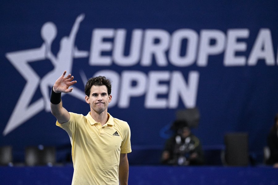 kenyansportsguy's tweet photo. That second set between Dominic Thiem and Tommy Paul was too good!
The Austrian, who had a horrendous opening set, forces a decider after winning the tiebreaker 7-2 against
2-6, 7-6*
#AustriaOpen https://t.co/WCAOhTYH5l