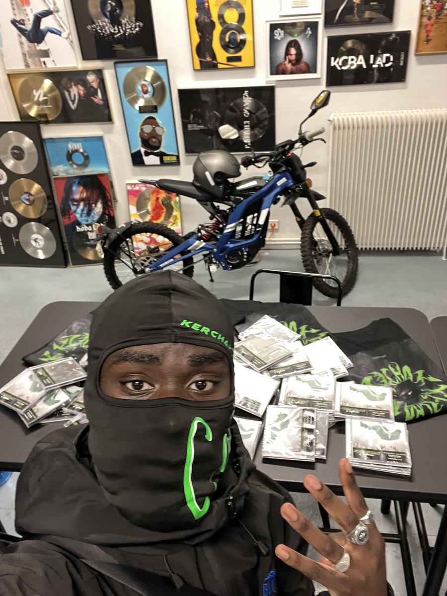 kerchak9b's tweet photo. J’AI REÇU LES CD CD 😡😡😡😡😡 https://t.co/R0rHwxcDb6