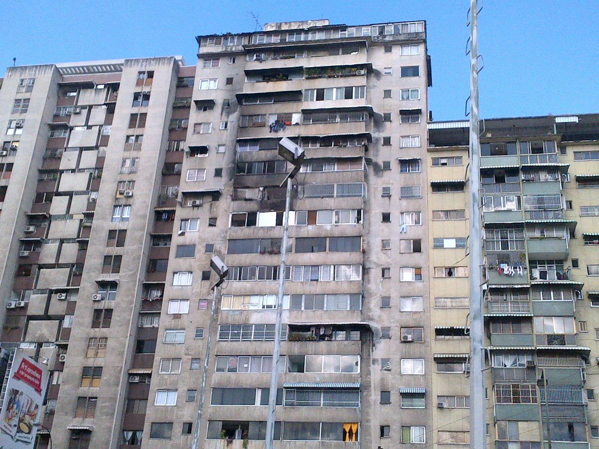 drjuliogalea's tweet photo. ¿Cierto o falso, que la fachada de un condominio es el fiel reflejo de una sumatoria de cómo son sus habitantes? https://t.co/ZAr1AaW513