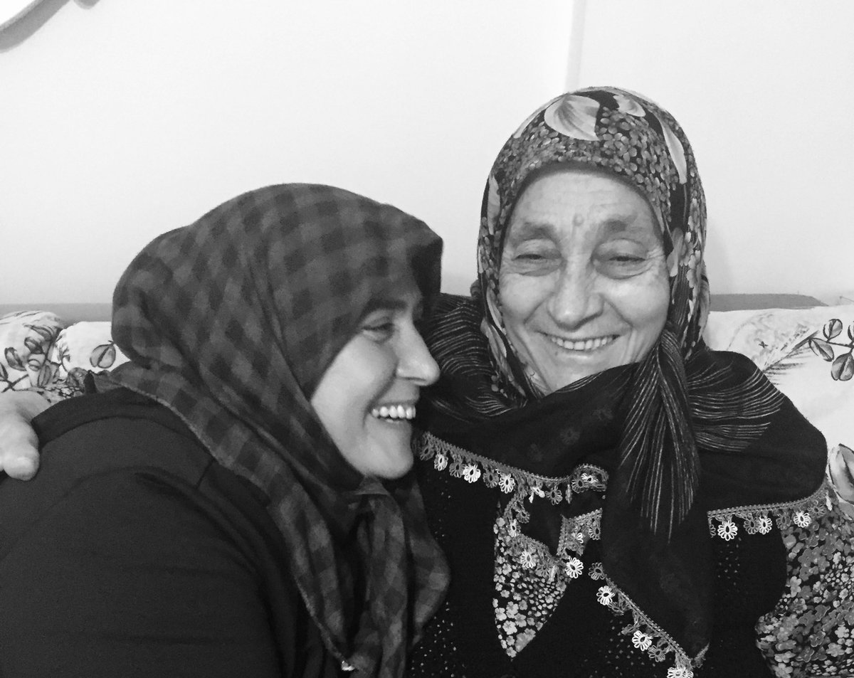 "Annen giderse, senin için gerçek ağlayan gider.
Nefesin, ömrün, sırtın gider.
İki kapılı bu handa,
Menzilin gider.
Annen giderse;
Darda yetişen elin gider.