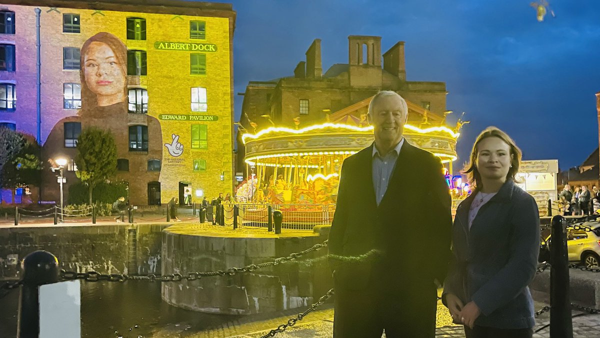 Chris Tarrant unveils an enormous portrait of a Ukrainian refugee who has helped re-home over 300 people that fled from #Ukraine at <a href="/theAlbertDock/">Royal Albert Dock Liverpool</a> #Liverpool