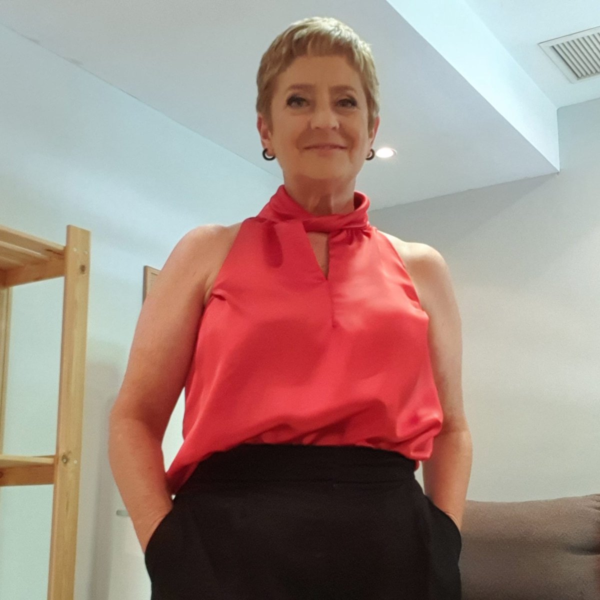 Paz_apalabra's tweet photo. El concursante Lluís no sabía hoy en @ElCazadorTVE como es un escote halter.
¡Pues  el de mi modelazo de La noche de los cazadores! Eso sí, iba tapadito con un kimono negro, para que no me pillara el relente nocturno. https://t.co/UGA94eQzYe