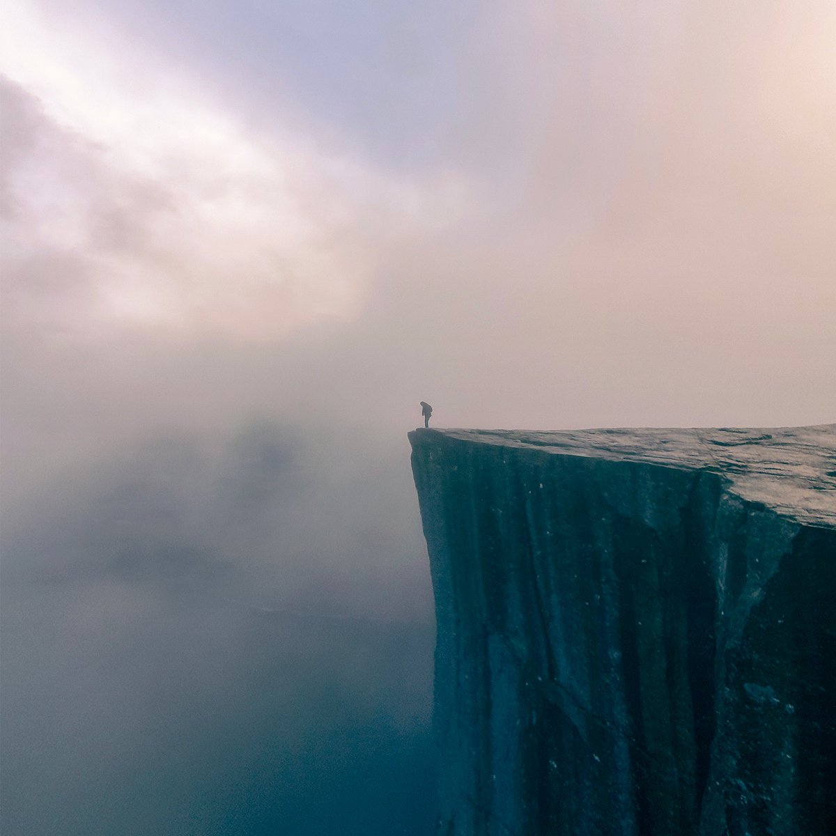 'Neige' feat. Montagu is coming this friday ❄️