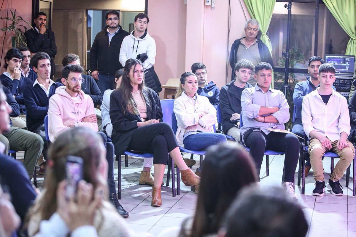 FuturoNacional's tweet photo. ¡HAY EQUIPO! 🤩

Cerramos campaña rumbo a las elecciones de jóvenes  del @partidonacionaluy🗳️

¡Acompañanos con tu voto este sábado! 🙌🏼#ElijoHacer #SomosFuturoNacional⚪️🔵 https://t.co/uWlbqM6HU4