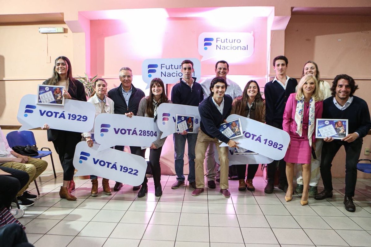 FuturoNacional's tweet photo. ¡HAY EQUIPO! 🤩

Cerramos campaña rumbo a las elecciones de jóvenes  del @partidonacionaluy🗳️

¡Acompañanos con tu voto este sábado! 🙌🏼#ElijoHacer #SomosFuturoNacional⚪️🔵 https://t.co/uWlbqM6HU4