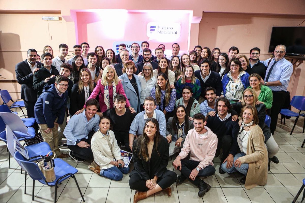 FuturoNacional's tweet photo. ¡HAY EQUIPO! 🤩

Cerramos campaña rumbo a las elecciones de jóvenes  del @partidonacionaluy🗳️

¡Acompañanos con tu voto este sábado! 🙌🏼#ElijoHacer #SomosFuturoNacional⚪️🔵 https://t.co/uWlbqM6HU4