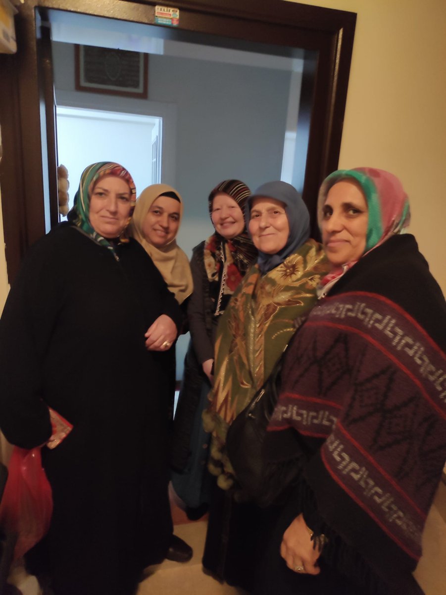 Sultangazi Kadın Kolları sahada; 15 mahallemizde her haneye ziyaretlerde bulunuyor, gönüllere dokunmaya devam ediyoruz. #İşimizVaktimizdenCok #YüzYüze100Gün
