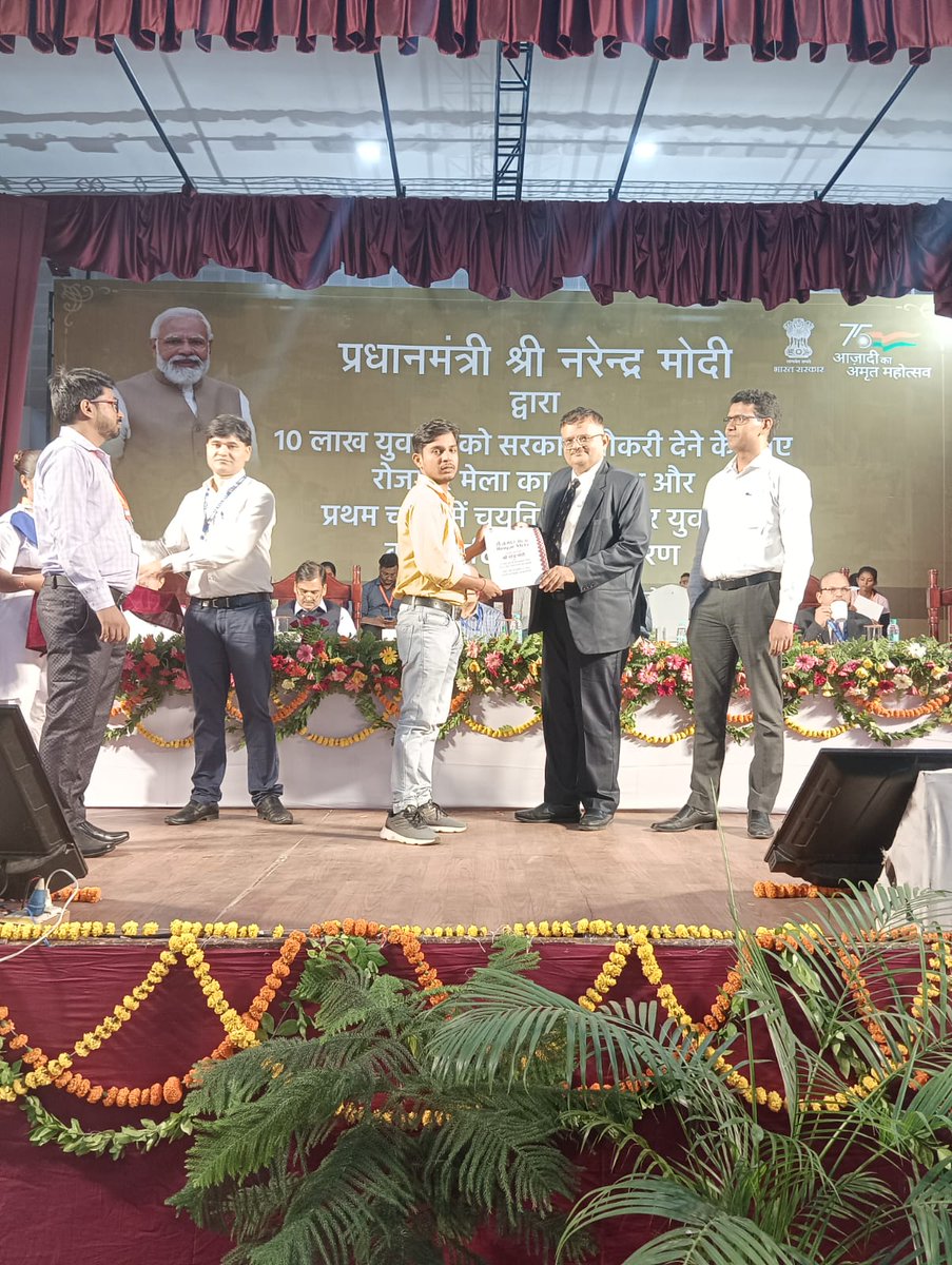 Hon'ble Union Minister Smt.@smritiirani, Hon'ble Sh.@satishmahanaup, Speaker, Legislative Assembly, U.P. and Sh. Vijay Kumar Chaddha, Commissioner of Income Tax(Admin) handing over appointment letters to the new recruits in Income Tax Department,U.P.(west) &Uttrakhand Region(1/2)