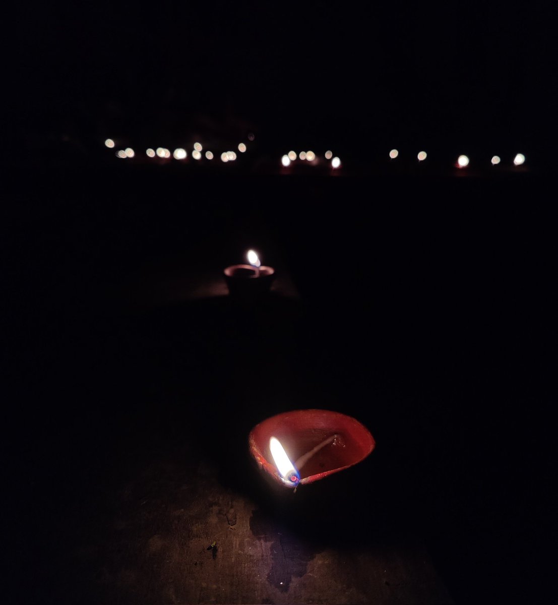 aambikaneelaa's tweet photo. 🪔
#HappyDiwali #Diwali2022 https://t.co/C9BoM7nJwi