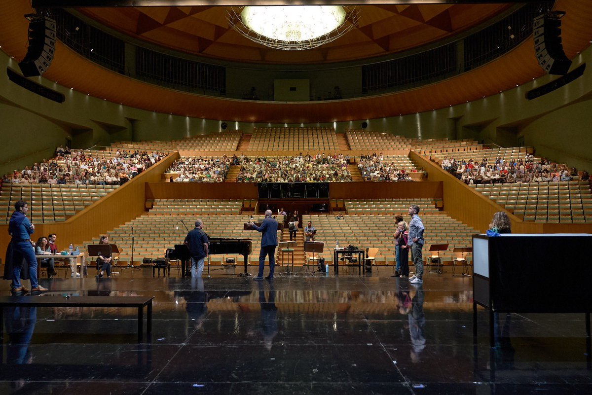 Maestranza's tweet photo. Abrimos el ensayo de escena de #RobertoDevereux con motivo del #DíaMundialDeLaÓpera ❤️❤️❤️
#WorldOperaDay #UnboxingOpera https://t.co/vlyoUIxKQd