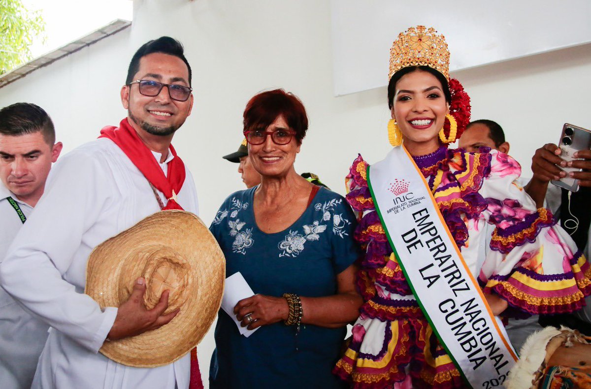 mincultura's tweet photo. #RiberaDelMagdalenaTienesLaPalabra
Al ritmo de la música que representa las tradiciones y la diversidad cultural de Colombia los ciudadanos celebran el Diálogo Regional Vinculante que se lleva acabo en El Banco, Magdalena. 
¡#ColombiaTienesLaPalabra por un país en #PazTotal! https://t.co/Rv1fUfVFlp