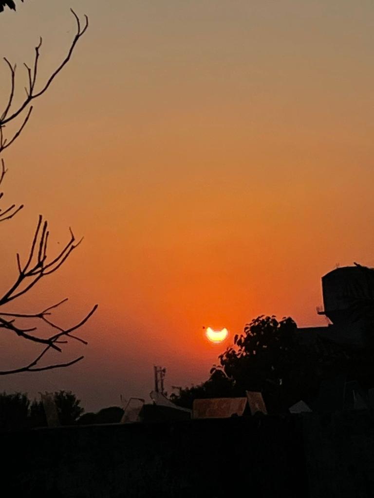 DrVarunaraina's tweet photo. #SolarEclipse
#solareclipseindia #Jammu #SolarEclipse2022LIVE
@JAMMULINKS #solareclips https://t.co/IypHFFSb5U