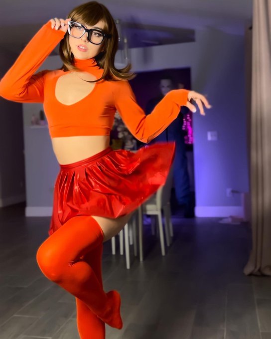 Jinkies! 1 or 2? ❤️ #velma https://t.co/acivtPPO63<a href="/tag/velma"class="tags">#velma</a>