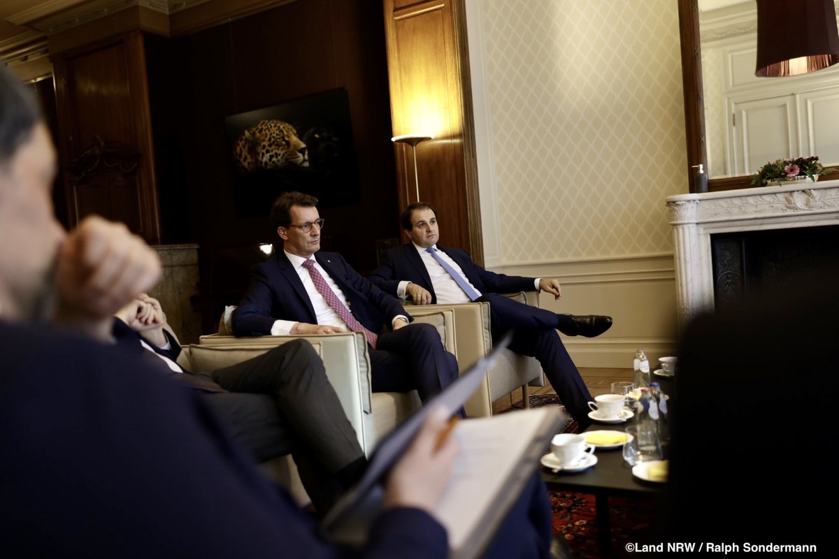 DBoBruessel's tweet photo. Tout comme à la #DeBeKo, les relations énergétiques (#LNG, #hydrogène) entre la 🇧🇪,🇩🇪 & #NRW étaient au centre de l’entretien aujourd’hui avec le Ministre-Président @HendrikWuest - net als de spoorwegverbinding #3RX. Bedankt voor uw bezoek in 🇧🇪, meneer de minister-president ! https://t.co/7804fax3RR