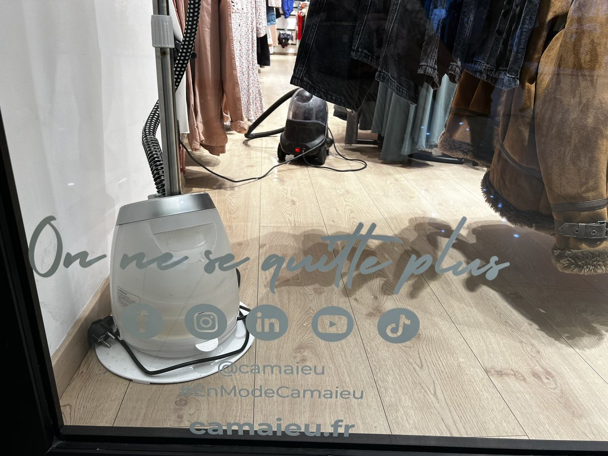 Aujourd'hui à #Casablanca... Je ne sais pas ce qui est prévu pour la franchise #Camaïeu au Maroc mais j'avoue, ça m'a fait quelque chose de revoir un magasin ouvert... 
Avec en plus cette petite phrase en bas de vitrine "on ne se quitte plus" qui prend un tout autre sens...