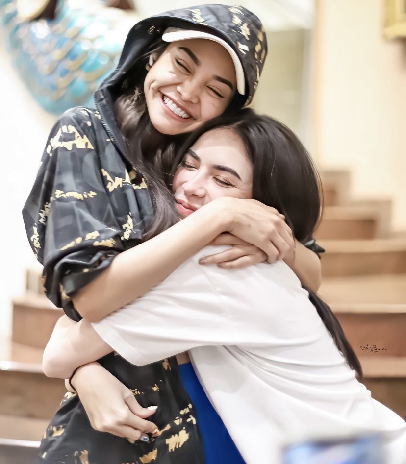 phixengs's tweet photo. You two are so cute, side by side, support each other like this for a long time.🥺💖👑🫶🏻✨#อิงล็อต https://t.co/S2LePGpXqt