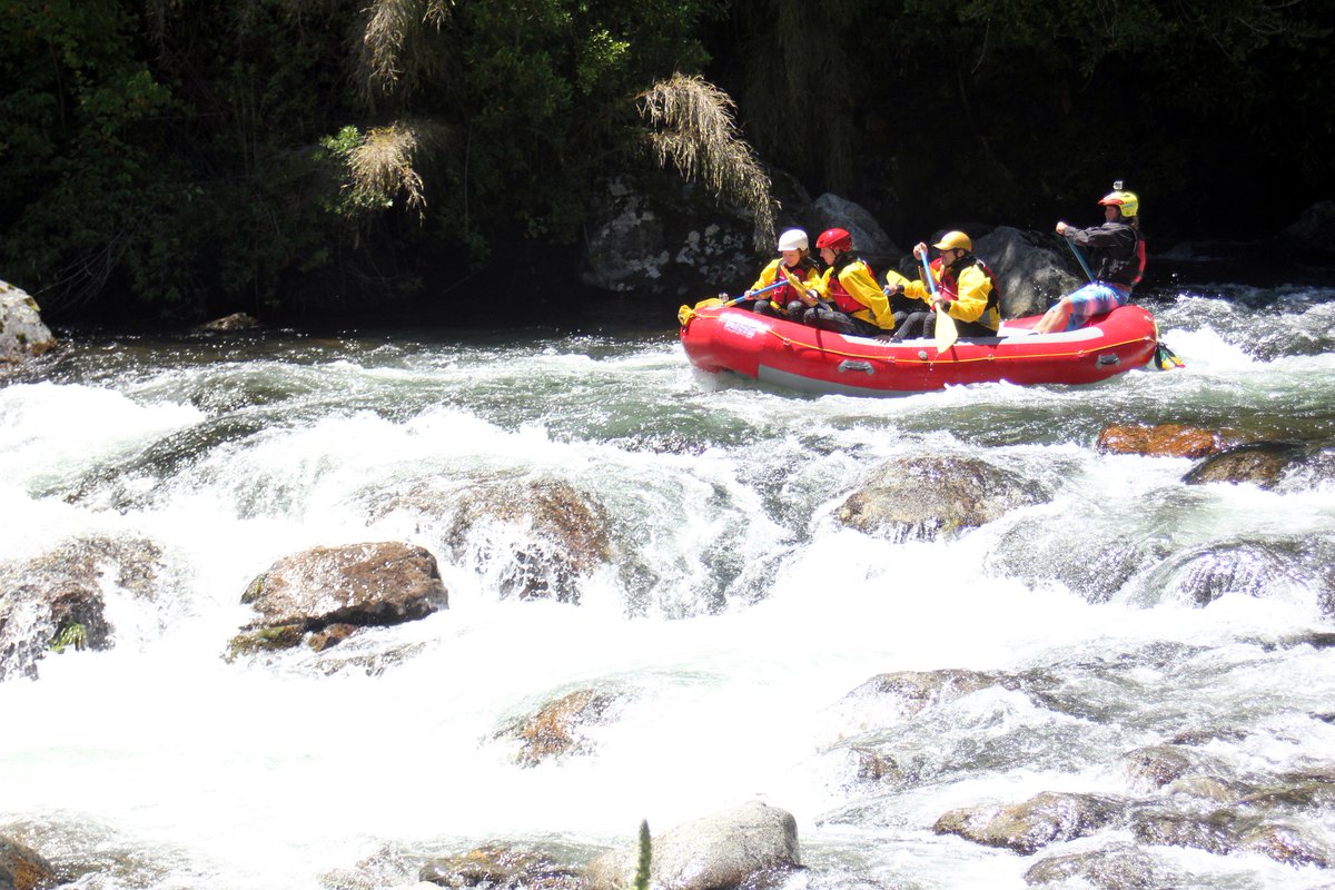 The temperature rises in Chile... ☀️ and the adrenaline too! Do you dare to go down rafting in the south? 🌊 Click here to learn more ➡️ chile.travel/en/blog-en/riv…