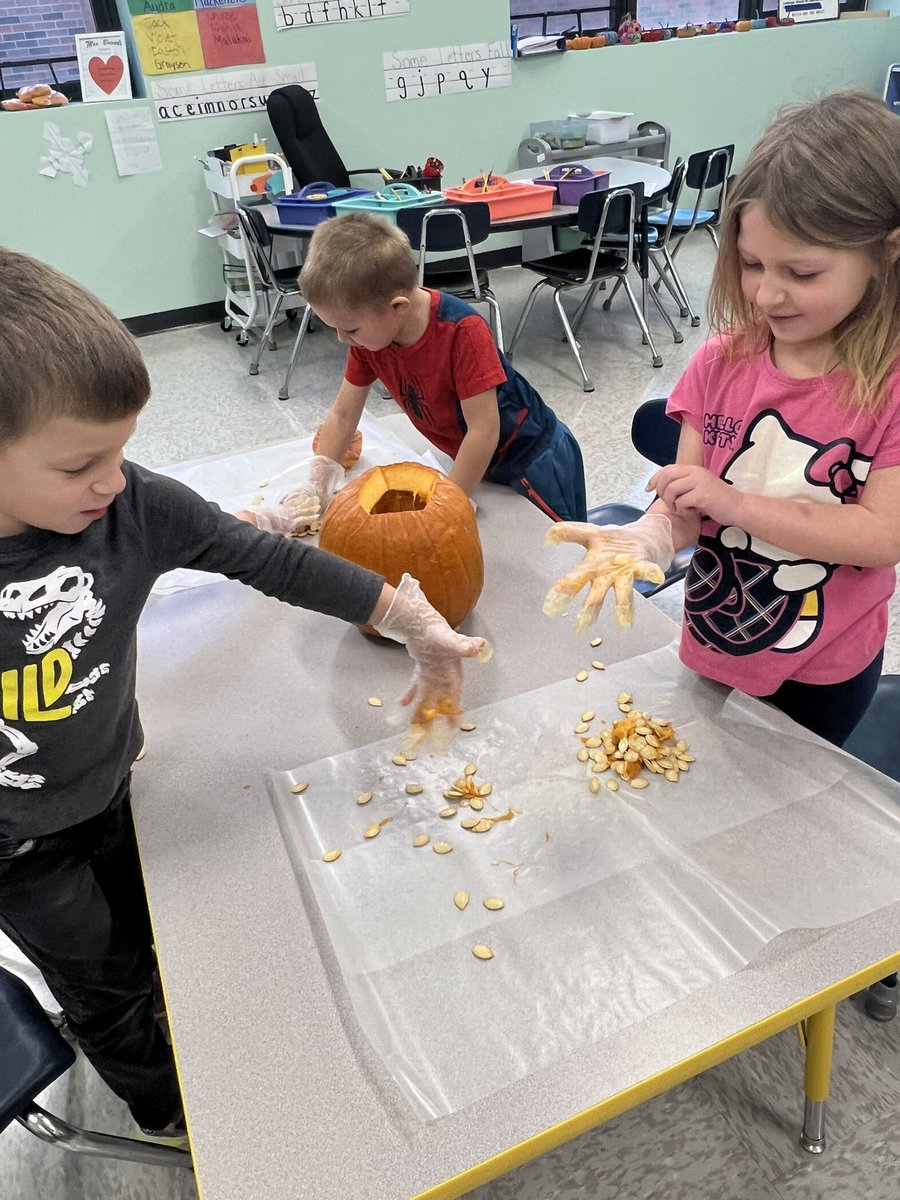 BrookhavenBulls's tweet photo. Kindergarten learns pumpkin adjectives using all 5 senses! Our pumpkins are slimy, gooey, hard, round, smelly, hollow, and orange! https://t.co/r1wdV1Ey3B