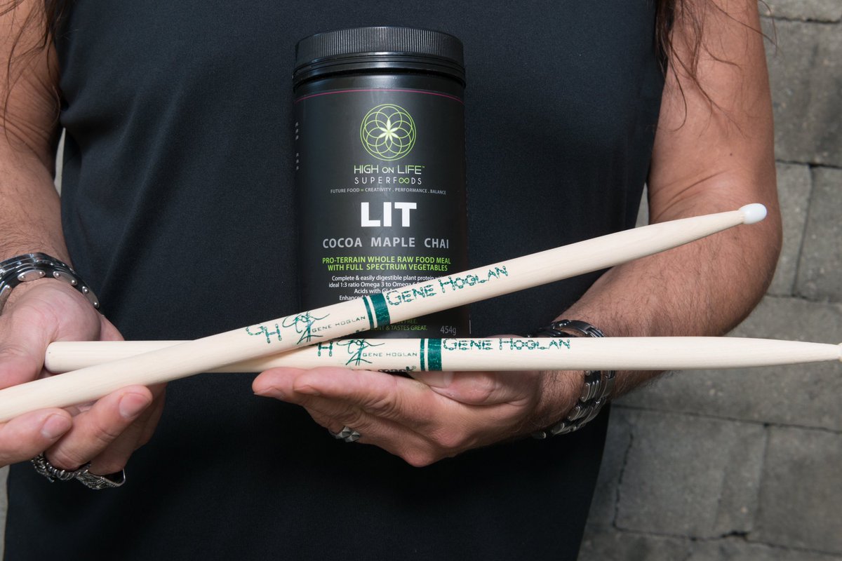 Highonlifefood's tweet photo. Why do the best drummers use our products? Are you still waiting to try LIT 🔥? 🤷🏼♂️
.
.
.
#timeispassingyouby #genehoglan #highonlifesuperfoods #highonlife #superfoods #greens #theatomicclock #vegan #hemp #death #darkangel #deathtoall #anthrax #slayer #dethklok #drums #drummers https://t.co/lFyNTcG3Yg