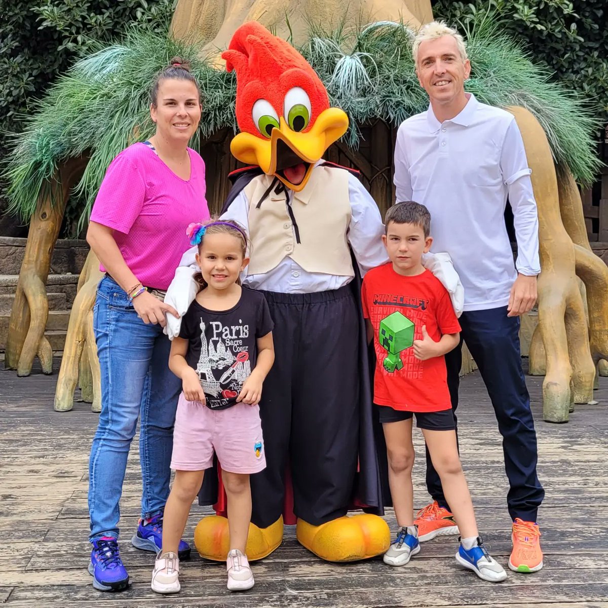 joseluisblancoq's tweet photo. Hoy en el parque celebrando el cumpleaños de la MaMi Bea que finalizó hace 2 semanas su primera Maratón en Chicago🌷
🎉
..
¡Felicidadessss! Muak
👨👩👧👦
😍.
-
#juniorblanco #riablanco #cumpleaños #Aniversari #happybirthday #parquetematico https://t.co/hQJHg6abNM