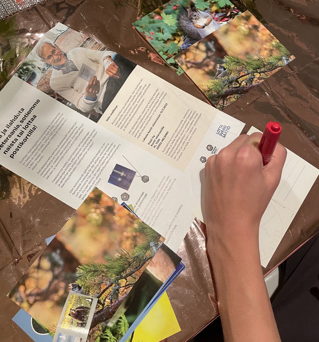 Nuoriso kirjoituspuuhissa 💌 Tässä osallistutaan ⁦<a href="/Postigroup/">Posti</a>⁩’in veteraanikampanjaan, ilahdutetaan ja opitaan samalla kirjoittamaan kortteja🌞Osallistuthan sinäkin? Haastan teidät ⁦<a href="/MReentil/">Maija Reentilä</a>⁩ ⁦@Marjo_Hu⁩ ⁦<a href="/LiliusPetra/">Petra Lilius</a>⁩ #SotiemmeVeteraanit #Posti