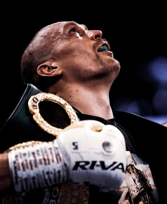 Oleksandr Usyk: Tyson Fury, bizim birinci önceliğimiz. Kiminle dövüşmek istediğimi sordular, ben de Wilder'dan bahsettim. Şimdi insanlar, sıradaki rakibimin Wilder olduğunu söylüyorlar. Hayır, bu doğru değil. Sıradaki rakibim, Fury! Onu yendikten sonra, Wilder maçına bakacağım.