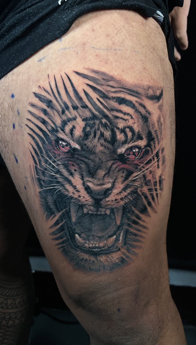 JAT_TATTOO_ART's tweet photo. #NARUTO inspired sharingan tiger from a little while ago! Aaand the video has a weird sound of me adjusting the lens.. but its sounds like im just sniffing super loud. Nope.
#tattoo #londontattoo https://t.co/Xkj6Wmln5h