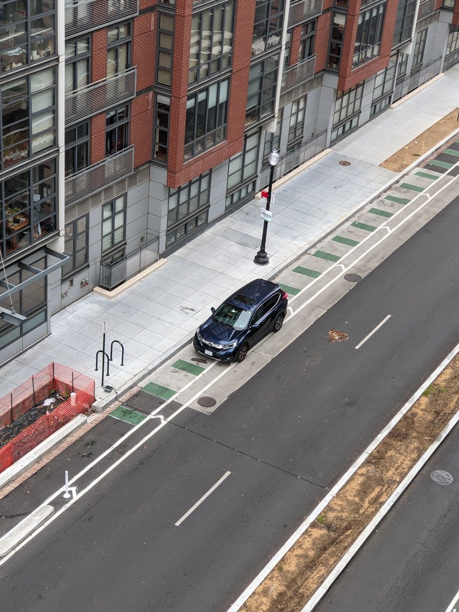 xokkii's tweet photo. Maybe this is me mistaking a small sample for an overall trend, but this is how many bike lanes are blocked *just* in view from my apartment, right now. All the lane work is great, but without enforcement is pretty undermining... #bikeDC https://t.co/DthPtyanVc