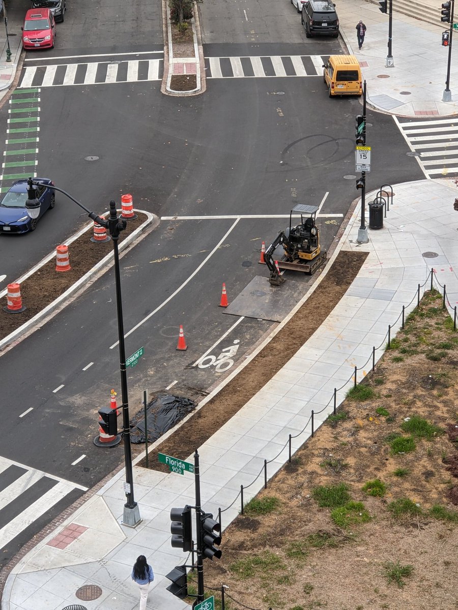 xokkii's tweet photo. Maybe this is me mistaking a small sample for an overall trend, but this is how many bike lanes are blocked *just* in view from my apartment, right now. All the lane work is great, but without enforcement is pretty undermining... #bikeDC https://t.co/DthPtyanVc